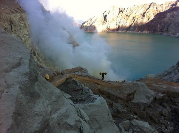 Đứng[-]từ[-]trên[-]dốc[-]nhìn[-]xuống,[-]nước[-]ở[-]Kawah[-]ljen[-]có[-]màu[-]xanh[-]lam[-]tuyệt[-]đẹp.[-]Hơi[-]nước[-]từ[-]đá[-]tỏa[-]ra[-]trắng[-]như[-]tuyết.[-]